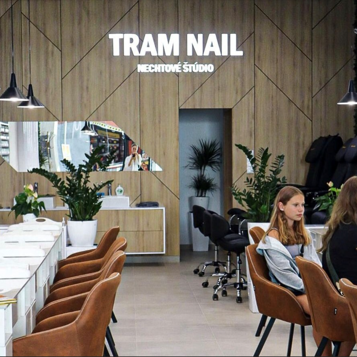 Tram nail studio